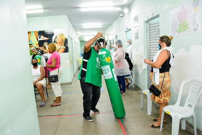 브라질 북부 아마조나스주 마나우스시는 급격한 재유행으로 산소통이 없어 환자를 치료하지 못할 정도의 어려움을 겪고 있다. 자선단체에서 보낸 산소통이 마나우스시의 한 병원에 도착한 모습이다. 마나우스시 플리커 캡처