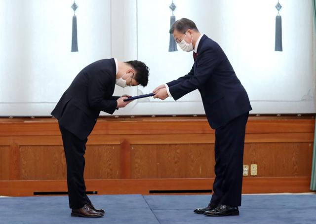 문재인 대통령이 29일 청와대에서 박범계 신임 법무부장관에게 임명장을 수여하고 있다. 뉴시스