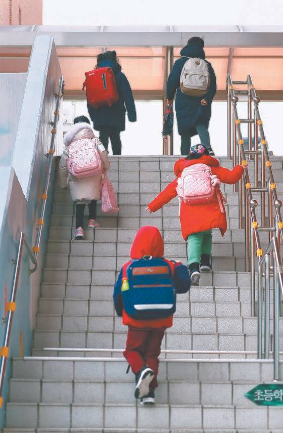 교육부가 28일 초등학교 1~2학년은 거리두기 2단계까지 매일 등교할 수 있도록 하는 2021년 학사 운영 방안을 발표했다. 이날 서울의 한 초등학교에서 학생들이 등교하고 있다. [뉴시스]