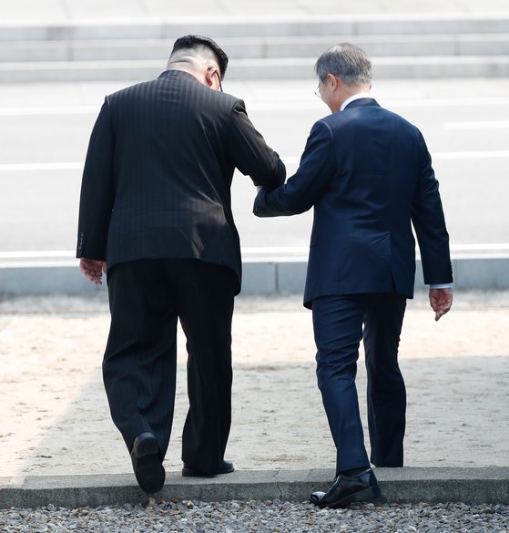 남북정상회담이열린 2018년 4월27일 오전 문재인 대통령과 김정은 북한 국무위원장이 함께 군사분계선(MDL)을 북측으로 넘어가고 있다.[청와대사진기자단]