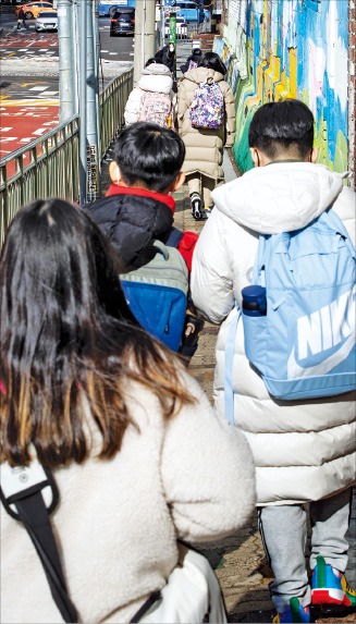 28일 서울시내 한 초등학교에서 학생들이 하교하고 있다. 3월 신학기부터 유치원생과 초등 1~ 2학년은 사회적 거리두기 2단계까지 매일 등교가 가능하다.  /뉴스1