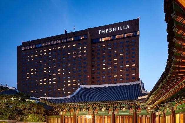 호텔신라가 지난해 면세점과 호텔사업 모두 신종 코로나바이러스 감염증(코로나19) 직격탄을 맞아 20년 만에 적자를 기록했다. 호텔신라는 지난해 연결 기준 영업손실이 1853억원으로 전년 대비 적자 전환했다고 24일 공시했다. 사진=한경 DB