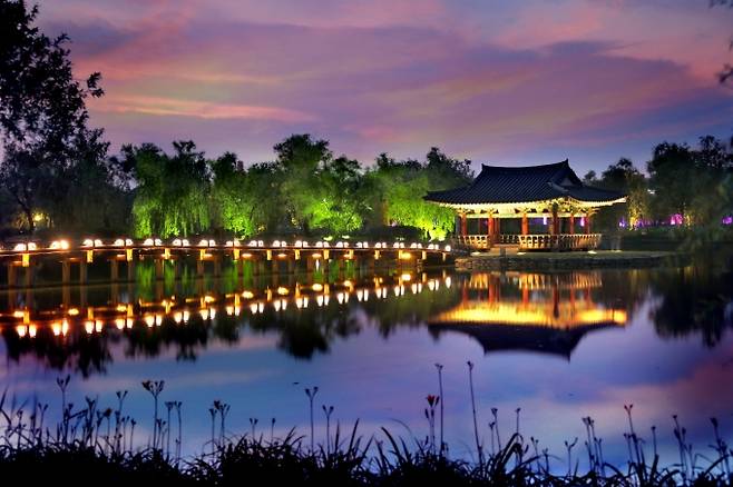 한국관광 100선에 선정된 부여 궁남지 야경.