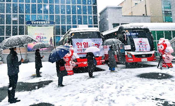 강남중앙침례교회 사역자와 성도들이 28일 ‘대한민국 피로회복’ 헌혈 캠페인에 참여하기 위해 헌혈버스 앞에서 기다리고 있다. 강민석 선임기자