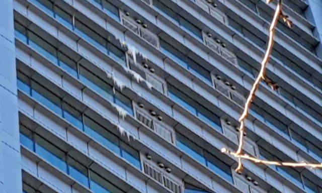 29일 오전 부산 해운대 센텀시티 한 건물 20층 높이에 고드름이 발생했다는 신고가 접수됐다. 경찰이 도로를 통제하고 소방이 굴절사다리차를 이용해 고드름 제거 작업을 완료했다. 부산소방재난본부 제공. 연합.