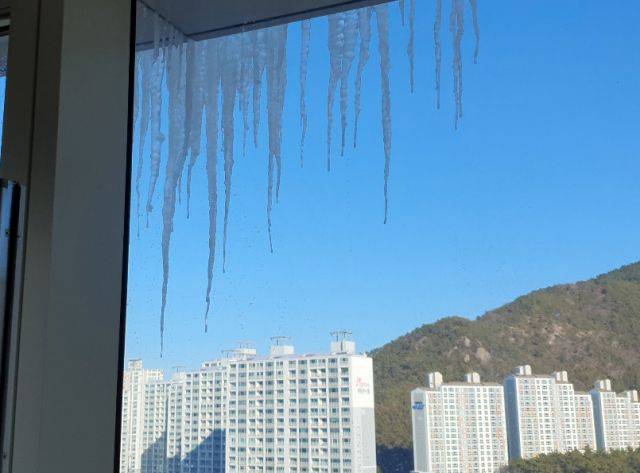 29일 오전 부산 해운대 센텀시티 한 건물 20층 높이에 고드름이 발생했다는 신고가 접수됐다. 경찰이 도로를 통제하고 소방이 굴절사다리차를 이용해 고드름 제거 작업을 완료했다. 부산소방재난본부 제공. 연합.