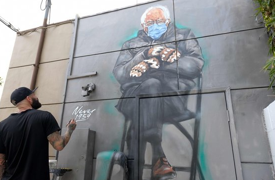 한 청년 예술가가 버니 샌더스의 모습을 미 캘리포니아 건물 벽면에 그린 모습. /사진=AFP