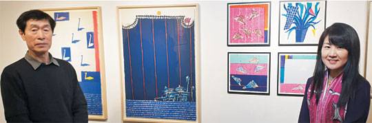 김상구(왼쪽), 민경아 작가가 ‘해학의 풍경’ 전에 걸린 김 작가 작품 앞에서 포즈를 취했다.