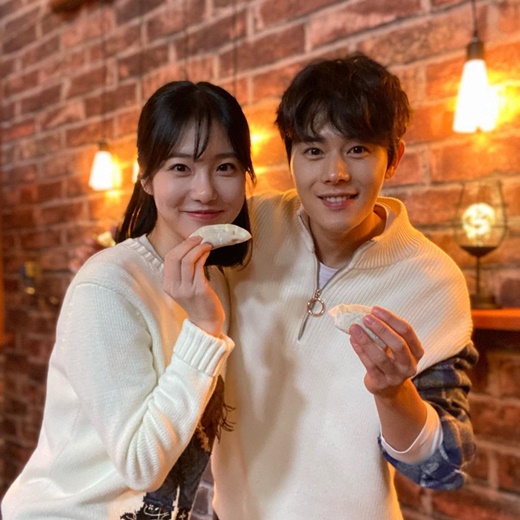 Actor Kim Dong-jun and Shin Ye-eun were The Slap.Kim Dong-jun posted a picture on his personal SNS on the 28th with an article entitled Thank you for the number of cases where Kyung-yeon comes out in the plaza of Taman.The photo shows Kim Dong-jun and Shin Ye-eun posing on SBS Maman Square.Shin Ye-eun appeared as a guest on the day and two people who appeared together in the JTBC drama The Number of Cases met.On the other hand, Kim Dong-jun and Shin Ye-eun boasted extraordinary breathing on the day and warmed the viewers.