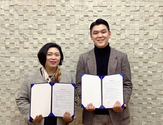 송현숙 노노스 대표이사(왼쪽)와 최건희 애드히어로 대표이사가 MOU 체결 후 기념촬영을 하고 있다(사진=애드히어로 제공)