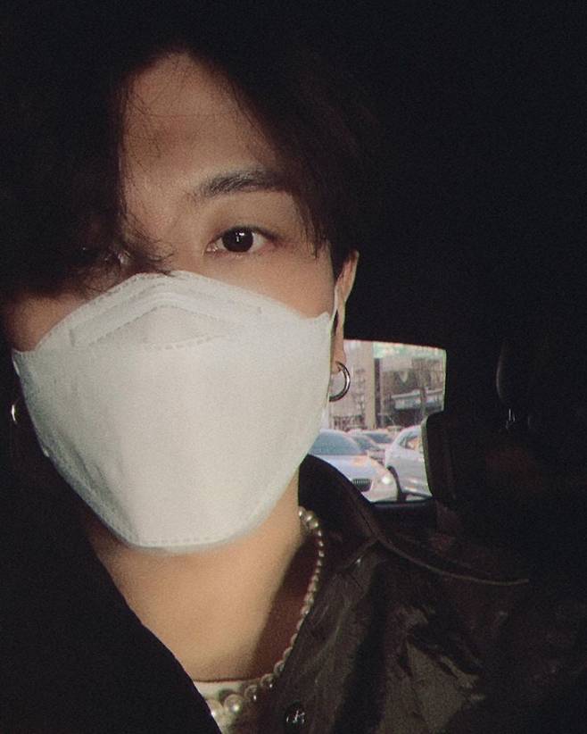 Singer Park Hyo Shin has revealed his current status to Fans for a long time.Park Hyo Shin communicated with Fans on January 29 by posting a picture on his instagram.In the public photos, Park Hyo Shin sits in the car and looks at the camera. Park Hyo Shin, who covered his face with a mask, boasted a warm visual with his eyes alone.The fashion sense of Park Hyo Shin, who wears a pearl necklace and earrings, also stands out.
