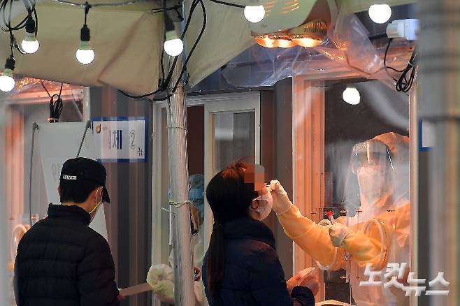 서울역 임시선별검사소에서 의료진이 검체를 채취하고 있다. 박종민 기자