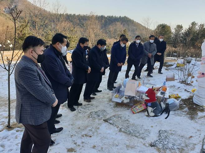 대한예수교장로회 고신총회(총회장 박영호) 임원들이 최근 양부모 학대로 숨진 정인 양 묘소를 찾아 기도회를 가졌다.