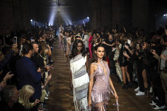 런던 패션위크.AP 연합뉴스 자료사진