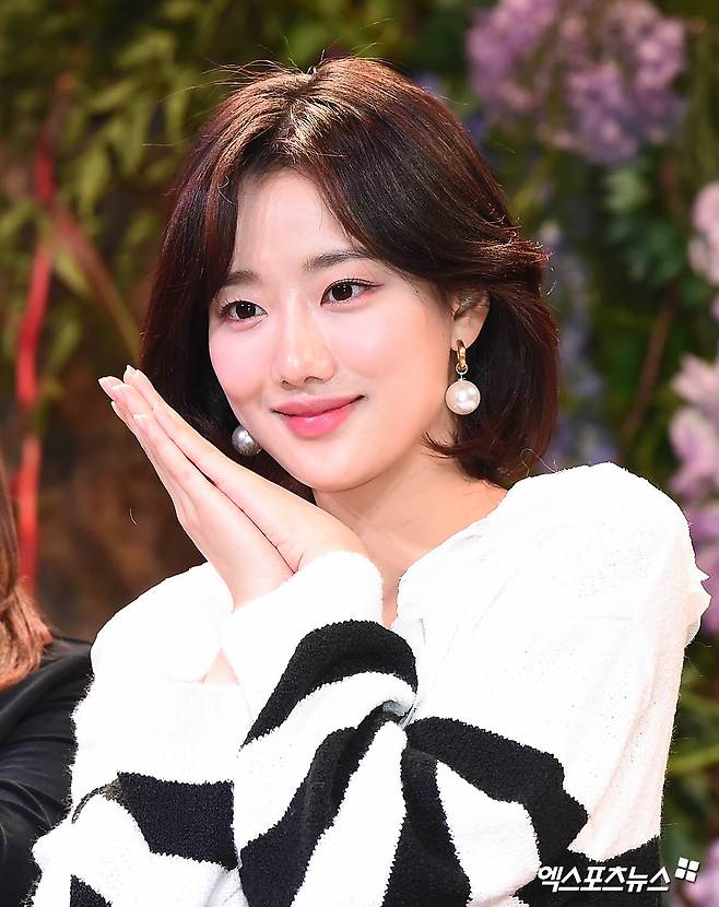 April Lee Na-eun, a group who attended the VR concert 2021 VENTA X VR/XR CONCERT held at the Four Seasons Hotel in Seoul, Dangju-dong, on the afternoon of the 29th, has photo time.