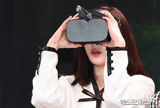 April Lee JinSoul, a group who attended the VR concert 2021 VENTA X VR/XR CONCERT held at the four seasons hotel in Seoul, Dangju-dong, on the afternoon of the 29th, has photo time.