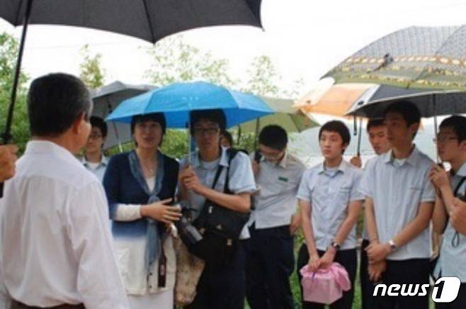 이은주 자란 대표가 교사 재직 당시 제자들과 함께 서 있다.(자란 제공)© 뉴스1
