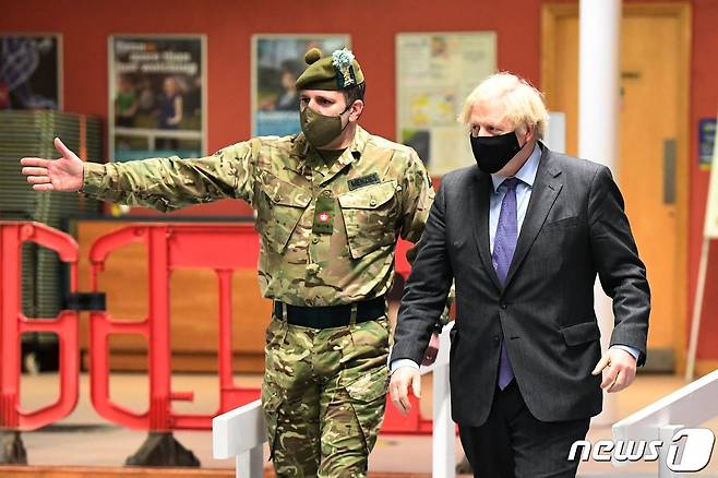 보리스 존슨 영국 총리가 28일 (현지시간) 스코틀랜드 글래스고의 백신 접종 센터에 배치된 군인들을 만나러 가고 있다. © AFP=뉴스1 © News1 우동명 기자