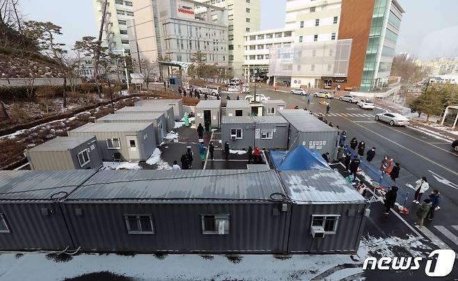 30일 오전 서울 성동구 한양대병원에서 의료진, 시민들이 코로나19 검사를 받기 위해 줄 서 있다. /뉴스1 © News1 이승배 기자
