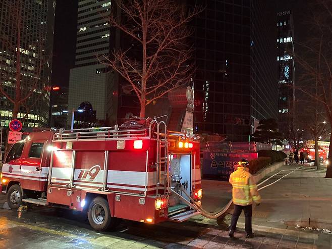 29일 오후 화재가 발생한 서울 중구 을지로IBK 기업은행 본사에서 소방관들이 화재 진화 작업을 벌이고 있다. /박순찬 기자