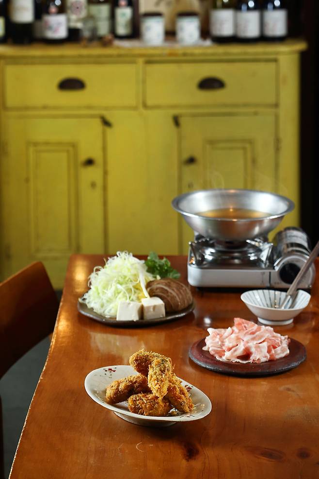 서울 반포동 '부엉이'의 굴 튀김(앞)과 돼지고기 샤부샤부./양수열 영상미디어 기자