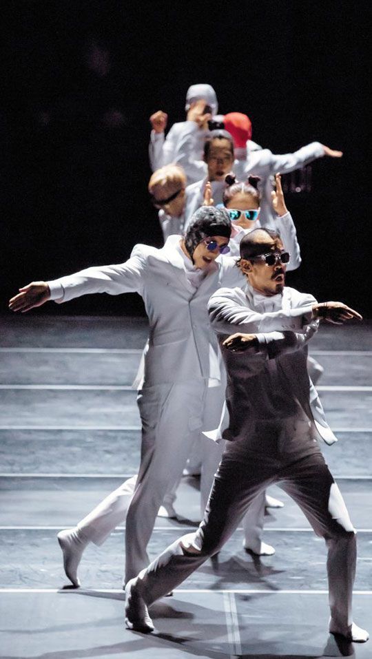 지난해 7월, ‘쓰리볼레로’ 무대를 장식한 김보람(맨 앞) 안무가의‘철저하게 처절하게’. 김보람은 가수 엄정화·이정현 등의 백댄서 출신에서 실험적인 현대무용가로 발돋움했다. /국립현대무용단
