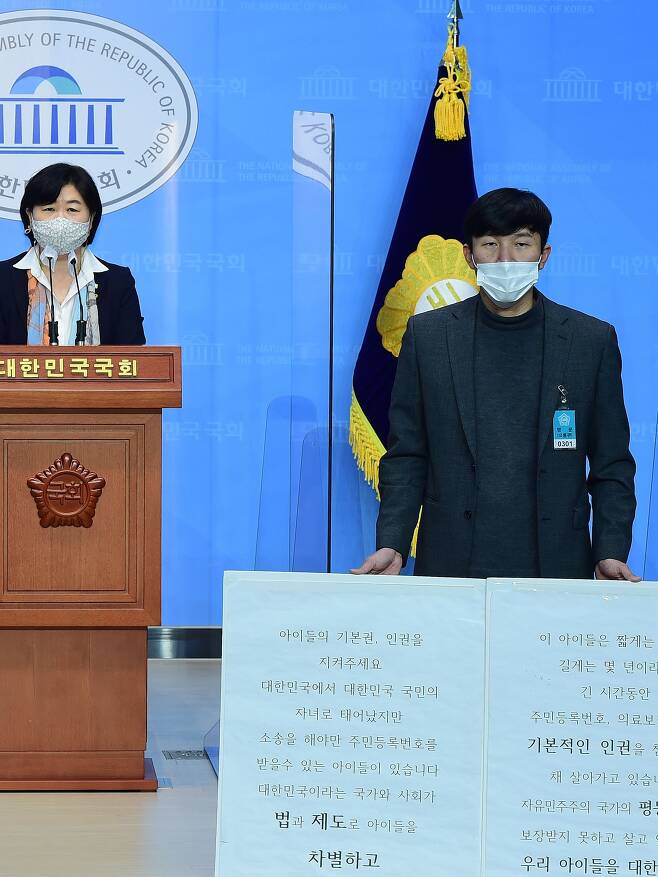 지난 24일 국회에서 기자회견 하는 김 대표(오른쪽). 미혼부도 출생 신고를 할 수 있는 법 개정안 처리를 촉구했다. /연합뉴스
