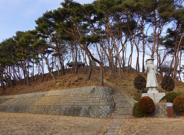 나바위성당 바로 뒤편에서 성당을 굽어보고 있는 ‘김대건 신부’상. 정상(정자) 뒤편에는 마애삼존불상이 있다.