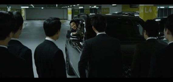 쌍용차 올 뉴 렉스턴 CF 시퀀스 2. 박성웅의 자동차 위협에 항의하는 남자. "거 너무한거 아뇨?"