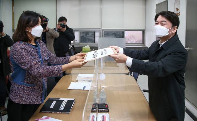 안철수 국민의당 대표가 26일 오전 서울 종로구 서울특별시선거관리위원회에서 4·7 서울시장 보궐선거 예비후보자등록을 하고 있다. 공동취재사진