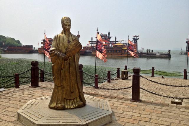장쑤성 우시의 영화 드라마 촬영장인 '삼국성'에 적벽대전 무대를 배경으로 제갈량 동상이 세워져 있다. ⓒ최종명
