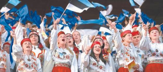 북유럽의 에스토니아 국민이 1991년 8월 20일 구소련으로부터의 독립을 기념하는 노래를 부르고 있다. [사진 사이트앤소울트래블]