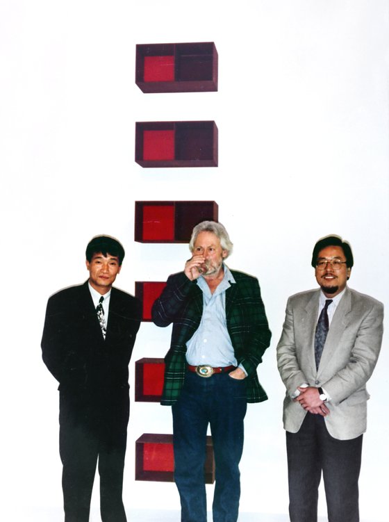 1991년 ‘도널드 저드 개인전’에 모인 황현욱, 저드, 야마구치 다카시(왼쪽부터). [사진 황현욱 유족]