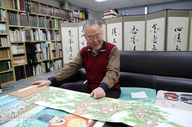 이두호 화백이 자신의 소나무 그림 화첩을 펼치며 작품을 설명하고 있다. / 김영민 기자