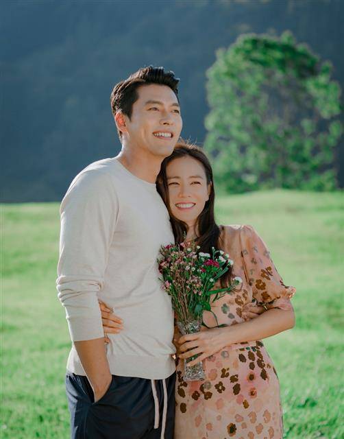 1일 톱스타 커플의 탄생을 알린 현빈과 손예진. 북한 엘리트 장교와 한국 재벌가 상속녀로 출연한 tvN ‘사랑의 불시착’ 출연 후 연인으로 발전했다.tvN 제공