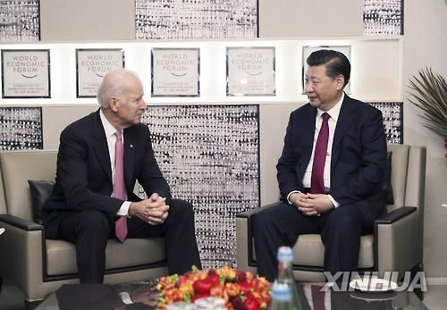 2017년 다보스포럼에서 만난 바이든 당시 부통령(왼쪽)과 시진핑 주석 [신화=연합뉴스]
