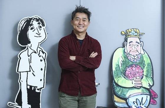 고우영 화백의 차남인 고성언 실장을 26일 경기도 김포 고우영 화실에서 만났다. 그의 왼쪽부터 고 화백이 생전 그린 자화상, 오른쪽은 『고우영 삼국지』에서 고 화백이 자신과 닮은꼴로 즐겨 비교한 유비 캐릭터다. 권혁재 사진전문기자