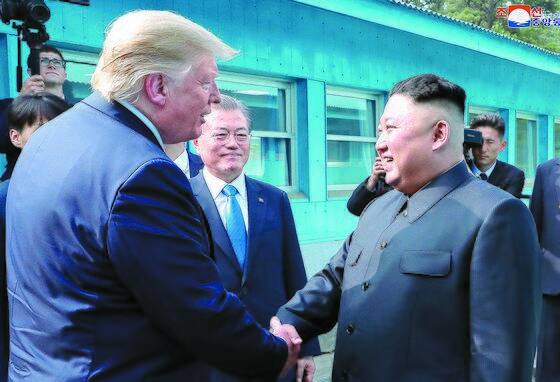 도널드 트럼프 미국 대통령과 김정은 북한 국무위원장이 지난 2019년 6월 30일 오후 판문점에서 악수하고 있다. 문재인 대통령이 이를 바라보고 있다. [연합뉴스]
