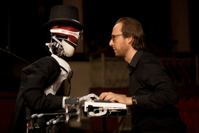 로봇 피아니스트 테오 트로니코(왼쪽)와 이탈리아 출신의 유명 피아니스트 로베르토 프로세다는 ‘인간 대 로봇’이라는 흥미로운 주제로 지난 2016년 내한해 특별한 연주 대결을 펼쳤다./사진=로베르토 프로세다 공식 홈페이지