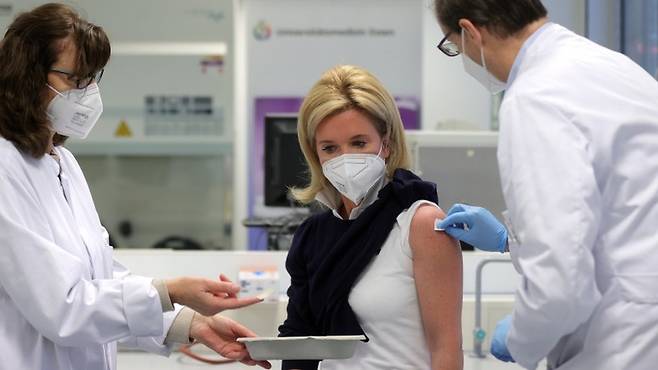 독일 에센에 있는 대학병원에서 의료진이 모더나사의 코로나19 백신을 맞고 있다