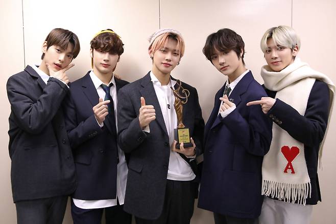 Group TOMORROW X Twogether presented the 4th generation idol representative with the awards of Four Dharma Sears for Seoul Song Awards.TOMORROW X Twogether (Subin, Yeonjun, Bumgyu, Taehyun, and Huning Kai) awarded Four Dharma Seals at the 30th High1 Seoul Song Awards held on the 31st of last month.TOMORROW X Twogether, which received the Rookie of the Year award last year and confirmed its potential as a Global Super Rookie, proved its steep growth this year with the Four Dharma Seals for the second consecutive year.TOMORROW X Twogether, who was honored with the awards, said, I am really happy to receive the big prize of Four Dharma Seals. I will be TOMORROW X Twogether who knows that I am working harder and I will work harder in the future.I think it was because of the fan club Moa (MOA) that I was able to win the award, I always love it, and I hope I meet soon, he said, revealing his deep affection for Moa (MOA).Finally, the members said, I think its been a long time since I met Moa people. I really want to see it. I hope that this year, we will be able to listen to our songs and performances to Moa people.I hope you will all be healthy and meet again until then. On this day, TOMORROW X Twogether presented the title song You and I Found in the Sky at 5:53 of the third mini album minisode1: Blue Hour released last October and the song Lost the Weather.In the Lost the Weather stage, which contains the stories of teenagers living in the present, which has changed due to Corona 19 fandemics, not only the visuals of the five members but also the more grown skills attracted attention.Especially, the expression of the members who match the song added a faint atmosphere.Then, in the stage You and I found in the sky at 5:53, the members appeared in uniforms and showed off their refreshing charm.Dance breaks with a lot of dancers also added an exciting feeling and raised the stage immersion.As such, TOMORROW X Twogether awarded Four Dharma Seals in succession to the 2020 MAMA (Mnet Asian Music Awards) and the 35th Golden Disc Awards with Curaprox held last month, followed by the 30th High1 Seoul Song Awards.On the other hand, TOMORROW X Twogether has been ranked 25th on the US Billboard main album chart Billboard 200 with minisode1: Blue Hour, and has been steadily gaining global position by sweeping the top of the Japan Oricon Daily and weekly album chart with Japan Regular 1 album STILL DREAMING released on the 20th of last month.iMBC  Data Provide = Big Hit Entertainment