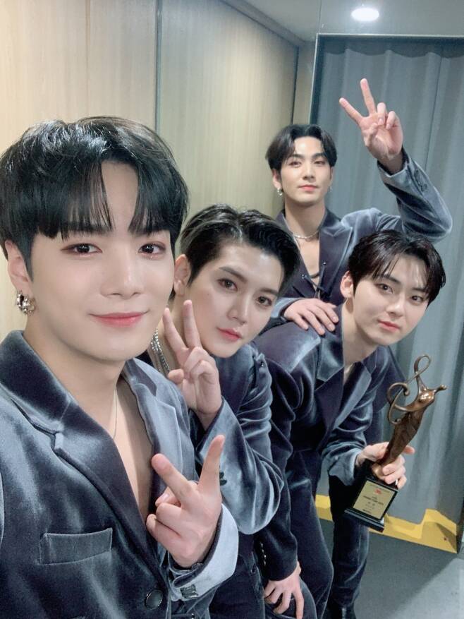 Group NUEST (JR, Aaron, Baekho, Minhyun, and Rennes) won the award for the second consecutive year of Seoul Song Awards.NUEST attended the 30th High1 Seoul Song Awards (hereinafter referred to as Seogadae), which was held on the afternoon of the 31st of last month, and at the same time, the honor of the main awards and the splendid and sensual performance showed the power of the stage craftsman in the real world, attracting attention from music fans.In particular, NUEST, which proved its global power by winning the trophy for the second consecutive year, said, Love people who have been able to receive this award are so grateful to you. If there is any regret, last year, we all had love people in face-to-face.I hope this year that the city will be better and I want to have a chance to meet you. I want to see a lot of people. On this day, NUEST raised the enthusiasm of the awards ceremony to the fullest with the stage Im in Trouble, which is bold and deadly.The performance of the smoothness and strength of the Moon Dance and the Korean version of DRIVE, which created a romantic mood with fascinating harmony, led to a hot response by stimulating global fans excitement.NUEST ranked #1 on various music and record charts, #1 on iTunes album charts in 13 regions, #10 in 21 regions with its mini 8th album The Nocturne last year, and is popular both at home and abroad, including being named the UKs Dayd (DAZE) best K-POP song 40 in 2020.In addition, as they are shining their presence in various fields as well as music, it is noteworthy how they will enjoy their activities.iMBC  Provide data = Pledis Entertainment