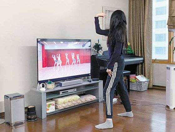 방학을 맞은 김이안 학생기자가 유튜브 영상을 보며 K-팝 댄스를 연습하고 있다. 층간소음에만 유의한다면 실내에서도 얼마든지 춤을 출 수 있다.