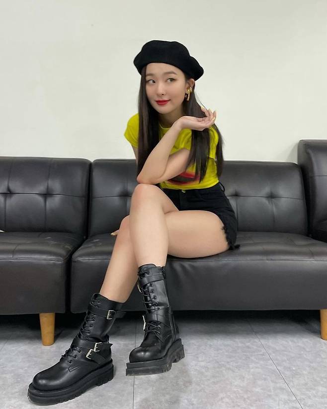 Group Red Velvet member Seulgi has revealed the latest.Seulgi posted several photos on her Instagram page on February 1.In the photo, Seulgi collects attention by revealing the doll beauty with the superior whole body ratio.Seulgi sat cross-legged, looking chic, and exuding a deadly charm, followed by a lovely smile and a reversal charm.Meanwhile, Seulgi has launched a music video support shoot for the follow-up song Eeny Meeny by Yunho Yunho.Red Velvet, which Seulgi belongs to, won the 10th Gaon Chart Music Awards Digital Sound Award of the Year in 2021.