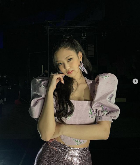 Group BLACKPINK Jenny Kim boasted a beautiful charm.Jenny Kim said on her SNS on the 1st, With the wonderful brothers who made the Sour Candy Shinsatang stage.It was a new challenge, but I was so happy every moment. In the photo, Jenny Kim boasts a cute charm in sparkling pants and a light purple top, with the glamour of her sparkling Jenny Kim captivating her attention.Jenny Kim reminded me of a Barbie doll with her balmy beautiful looks, a unique atmosphere that only Jenny Kim can show.BLACKPINK, which includes Jenny Kim, was the first live stream concert YG PALM STAGE - 2021 BLACKPINK: THE SHOW on the official YouTube channel on January 31st.