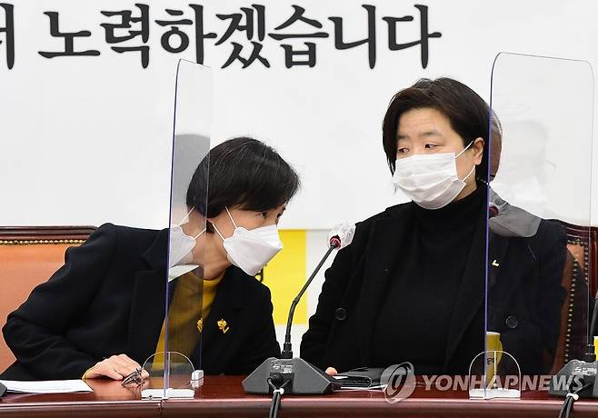 대화하는 강은미 비상대책위원장과 배복주 젠더인권본부장 (서울=연합뉴스) 하사헌 기자 = 정의당 강은미 비상대책위원장(왼쪽)과 배복주 젠더인권본부장이 1일 국회에서 열린 비상대책위원회 회의에서 대화를 나누고 있다. 2021.2.1 toadboy@yna.co.kr