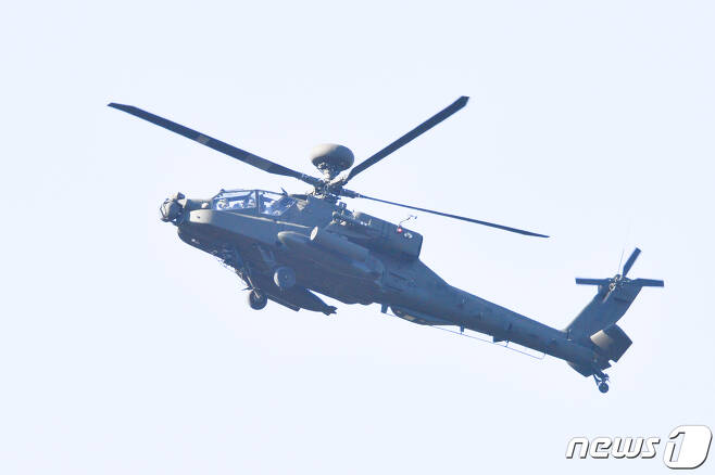 대한민국 육군 AH64E 아파치 롱보 헬기가 2일 오후 경북 포항시 남구 장기면 수성사격장 상공에서 지형 정찰 비행을 하고 있다. 2021.2.2/뉴스1 © News1 최창호 기자