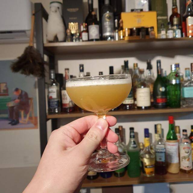 최근 이사하면서 집에 바를 만든 직장인 신준열씨가 자신의 취향에 맞춰 위스키와 파인애플주스, 생강시럽, 라임 등을 섞어 만든 칵테일 '라스트라프'를 들고 있다. 신준열(인스타 junyeolll_bar)씨 제공