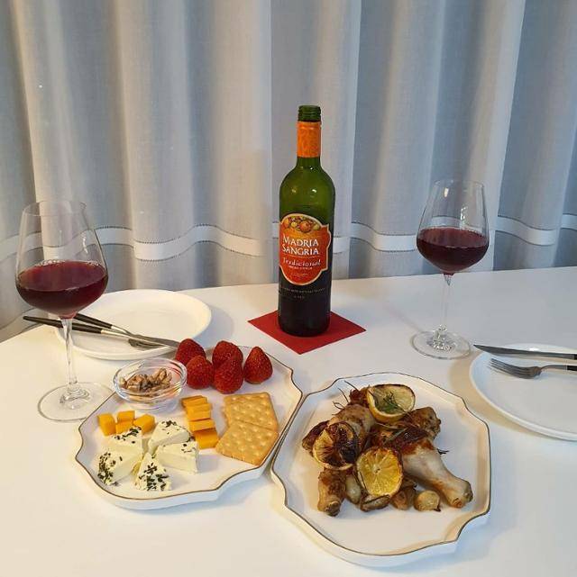 휴직 중인 조유미씨는 집에서 좋아하는 요리에 맞게 술을 엄선해서 플레이팅한 뒤에 즐긴다. 그는 "코로나로 레스토랑이나 바에 가지 못해도 집에서 얼마든지 근사하게 차려 먹을 수 있다"고 말했다. 조유미(인스타 sooolyum)씨 제공