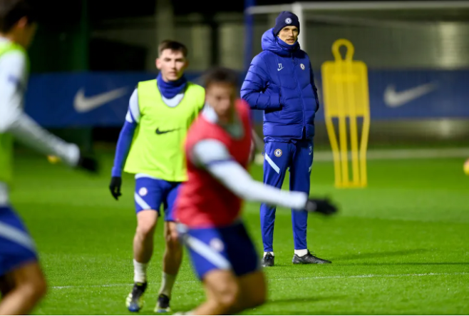 토마스 투헬(뒤쪽)신임 첼시 감독이 26일(현지시간) 오후 영국 런던에 위치한 코밤 훈련장에서 선수들의 훈련을 지휘하고 있다. /사진=첼시 공식 홈페이지
